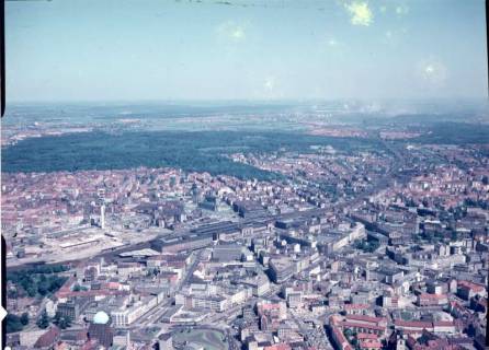 ARH NL Koberg 531, Luftbild von Hannover u. a. mit Hauptbahnhof, Fernsehturm und Steintorplatz mit Anzeiger-Hochhaus, ohne Datum