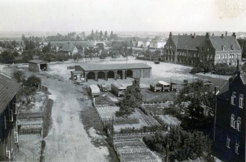 ARH BA 23390, Blick auf das Gelände bei der Hermann-Löns-Schule (rechts), Langenhagen, ohne Datum