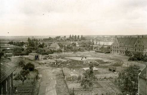 ARH BA 23391, Blick auf das Gelände bei der Hermann-Löns-Schule (rechts) nach einem Luftangriff (19.08.1940?), Langenhagen, 1940