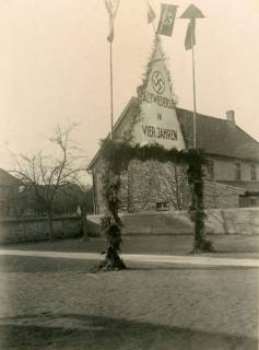 ARH BA 23393, Ehrenpforte vor dem Wahllokal auf dem Schulhof, Schulenburg (Pattensen), 1933