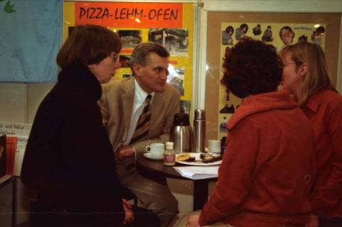 ARH BA 2619, LR Arndt besucht die Bildungsmesse, 2001