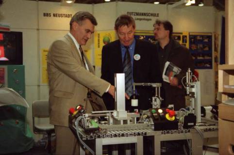 ARH BA 2648, LR Arndt Arndt besucht die Bildungsmesse, 2001