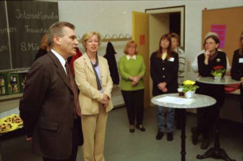 ARH BA 2667, Veranstaltung zum Internationalen Frauentag im Neuen Kreishaus, 2001