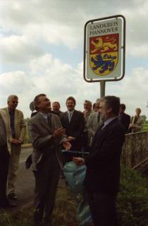 ARH BA 2686, LR Arndt gibt die K133 (Röhndamm, Burgdorf) für den Verkehr frei, 2001