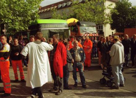 ARH BA 2703, Warnstreik der Gewerkschaft ver.di vor dem Kreishaus, Hannover, 2001