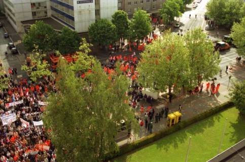 ARH BA 2710, Warnstreik der Gewerkschaft ver.di vor dem Kreishaus, Hannover, 2001