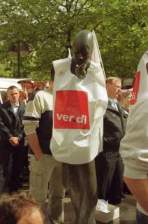 ARH BA 2714, Warnstreik der Gewerkschaft ver.di vor dem Kreishaus, Hannover, 2001