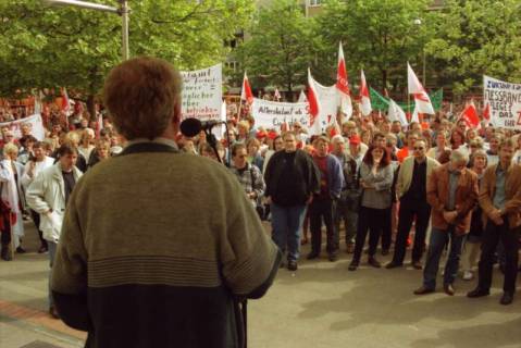 ARH BA 2718, Warnstreik der Gewerkschaft ver.di vor dem Kreishaus, Hannover, 2001