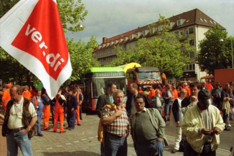 ARH BA 2730, Warnstreik der Gewerkschaft ver.di vor dem Kreishaus, Hannover, 2001