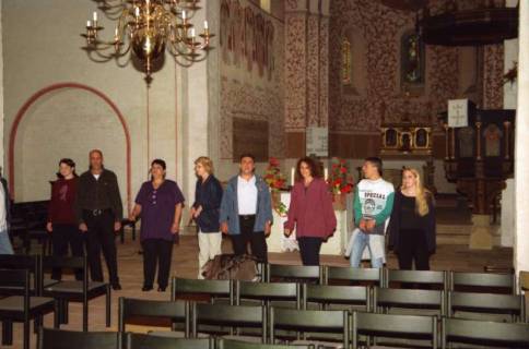 ARH BA 2738, Israelische Besuchergruppe - Chorauftritt in der Kirche, Mandelsloh, 2001