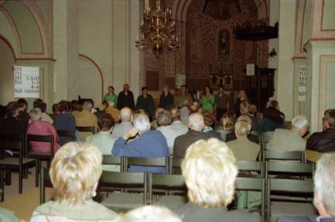 ARH BA 2744, Israelische Besuchergruppe - Chorauftritt in der Kirche, Mandelsloh, 2001