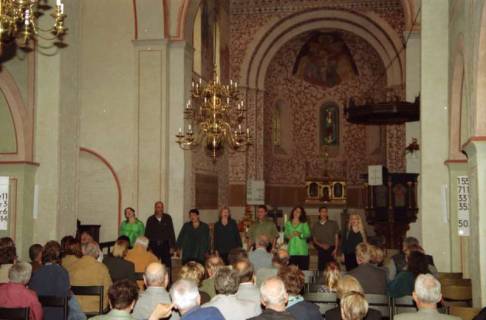 ARH BA 2746, Israelische Besuchergruppe - Chorauftritt in der Kirche, Mandelsloh, 2001