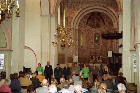 ARH BA 2747, Israelische Besuchergruppe - Chorauftritt in der Kirche, Mandelsloh, 2001