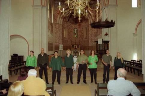 ARH BA 2749, Israelische Besuchergruppe - Chorauftritt in der Kirche, Mandelsloh, 2001