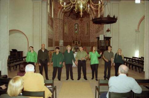 ARH BA 2750, Israelische Besuchergruppe - Chorauftritt in der Kirche, Mandelsloh, 2001