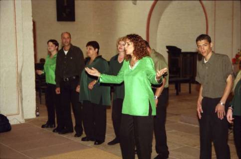 ARH BA 2753, Israelische Besuchergruppe - Chorauftritt in der Kirche, Mandelsloh, 2001