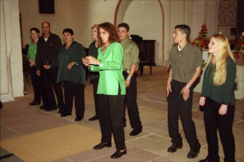 ARH BA 2754, Israelische Besuchergruppe - Chorauftritt in der Kirche, Mandelsloh, 2001