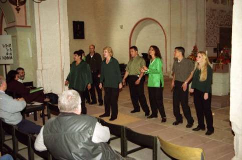 ARH BA 2756, Israelische Besuchergruppe - Chorauftritt in der Kirche, Mandelsloh, 2001