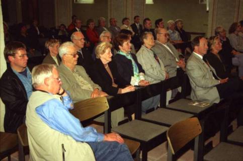 ARH BA 2760, Israelische Besuchergruppe - Chorauftritt in der Kirche, Mandelsloh, 2001