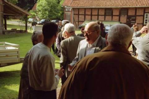 ARH BA 2763, Israelische Besuchergruppe - Programm auf dem Hof von Bodo Messerschmidt, Mandelsloh, 2001
