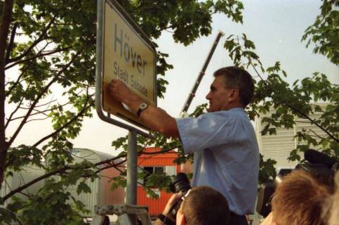 ARH BA 2803, LR Arndt stellt den Schriftzug "Region Hannover" auf Ortsschildern vor, 2001