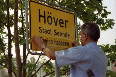 ARH BA 2806, LR Arndt stellt den Schriftzug "Region Hannover" auf Ortsschildern vor, 2001