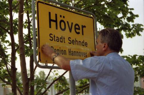 ARH BA 2807, LR Arndt stellt den Schriftzug "Region Hannover" auf Ortsschildern vor, 2001