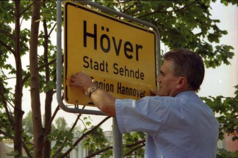 ARH BA 2808, LR Arndt stellt den Schriftzug "Region Hannover" auf Ortsschildern vor, 2001