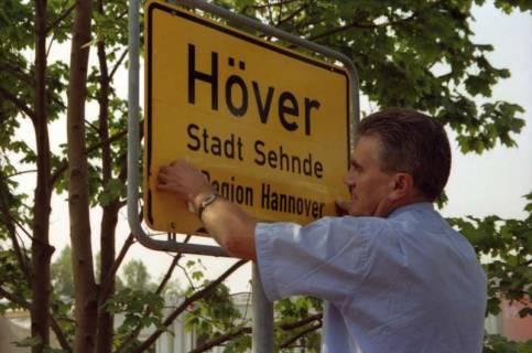 ARH BA 2809, LR Arndt stellt den Schriftzug "Region Hannover" auf Ortsschildern vor, 2001