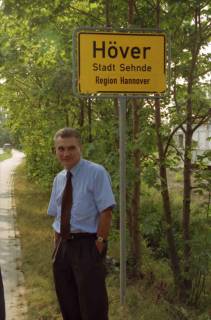ARH BA 2814, LR Arndt stellt den Schriftzug "Region Hannover" auf Ortsschildern vor, 2001