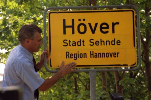 ARH BA 2821, LR Arndt stellt den Schriftzug "Region Hannover" auf Ortsschildern vor, 2001