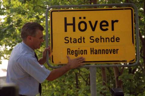 ARH BA 2822, LR Arndt stellt den Schriftzug "Region Hannover" auf Ortsschildern vor, 2001