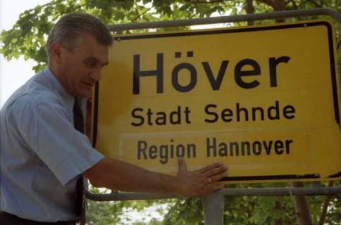 ARH BA 2825, LR Arndt stellt den Schriftzug "Region Hannover" auf Ortsschildern vor, 2001