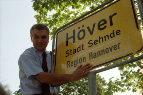 ARH BA 2828, LR Arndt stellt den Schriftzug "Region Hannover" auf Ortsschildern vor, 2001