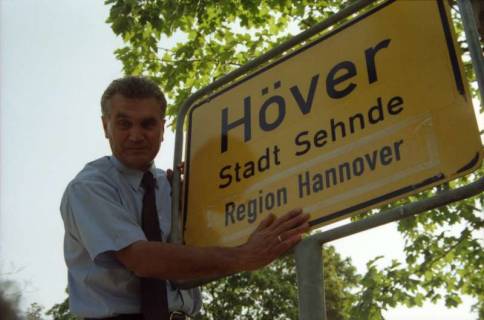 ARH BA 2829, LR Arndt stellt den Schriftzug "Region Hannover" auf Ortsschildern vor, 2001