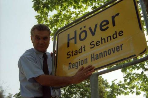 ARH BA 2830, LR Arndt stellt den Schriftzug "Region Hannover" auf Ortsschildern vor, 2001