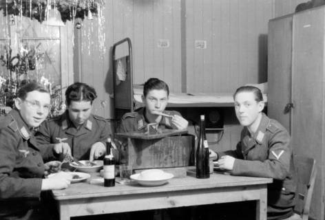 ARH NL Dierssen 0101/0002, Weihnachten in der Unterkunft, um 1944