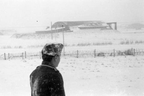 ARH NL Dierssen 0101/0022, Unbekannter Kamerad von Dierssen vor Flughafen Aalborg/Flughafen Karup?, um 1944