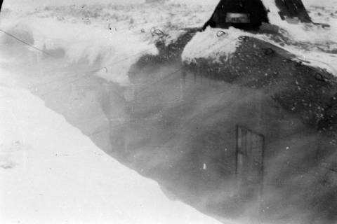 ARH NL Dierssen 0102/0006, Schneesturm an der Flakstellung, um 1944