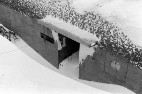 ARH NL Dierssen 0102/0014, Eingeschneiter Eingang zum Flakbunker, um 1945