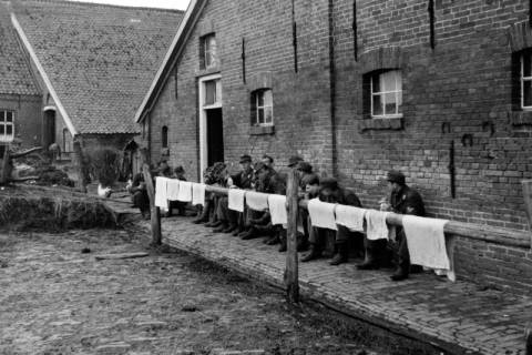 ARH NL Dierssen 0102/0021, Soldaten vor einem Bauernhof in der Nähe von Groningen, um 1945