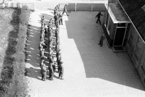 ARH NL Dierssen 0103/0001, Antreten von Soldaten auf dem Innenhof einer ehemaligen Schule in Wetsinge, Groningen, um 1945