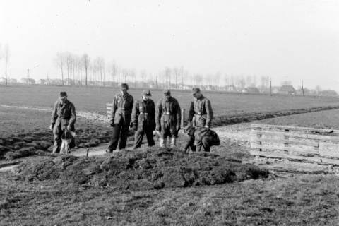 ARH NL Dierssen 0103/0004, Soldaten beim Bau einer Stellung?, Groningen, um 1945