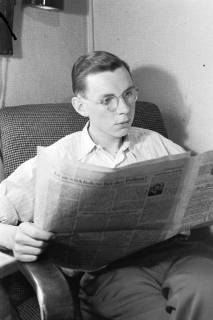 ARH NL Dierssen 0108/0011, Gerhard Dierssen mit Zeitung im Zimmer, um 1947