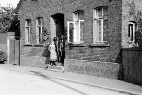 ARH NL Dierssen 0108/0016, Ehepaar Schmull mit Vater von Dierssen, 1947
