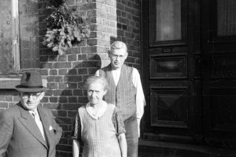 ARH NL Dierssen 0108/0017, Ehepaar Schmull mit Vater von Dierssen, 1947