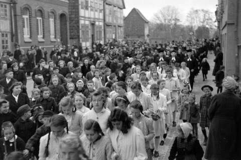 ARH NL Dierssen 0114/0003, Umzug bei einer Konfirmierung, 1948