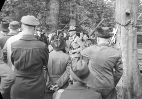 ARH NL Dierssen 0122/0016, Forststudenten im Wisentgehege, 1948