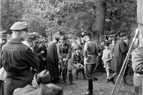 ARH NL Dierssen 0122/0017, Forststudenten im Wisentgehege, 1948