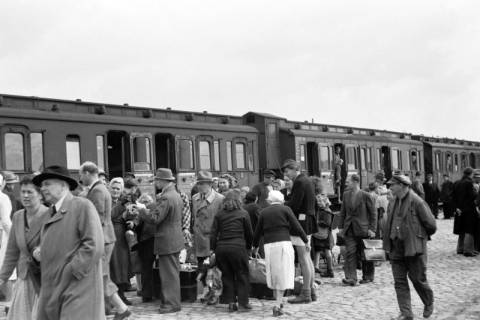 ARH NL Dierssen 0126/0026, Flüchtlingszug via Schleswig-Holstein kommend, 1948